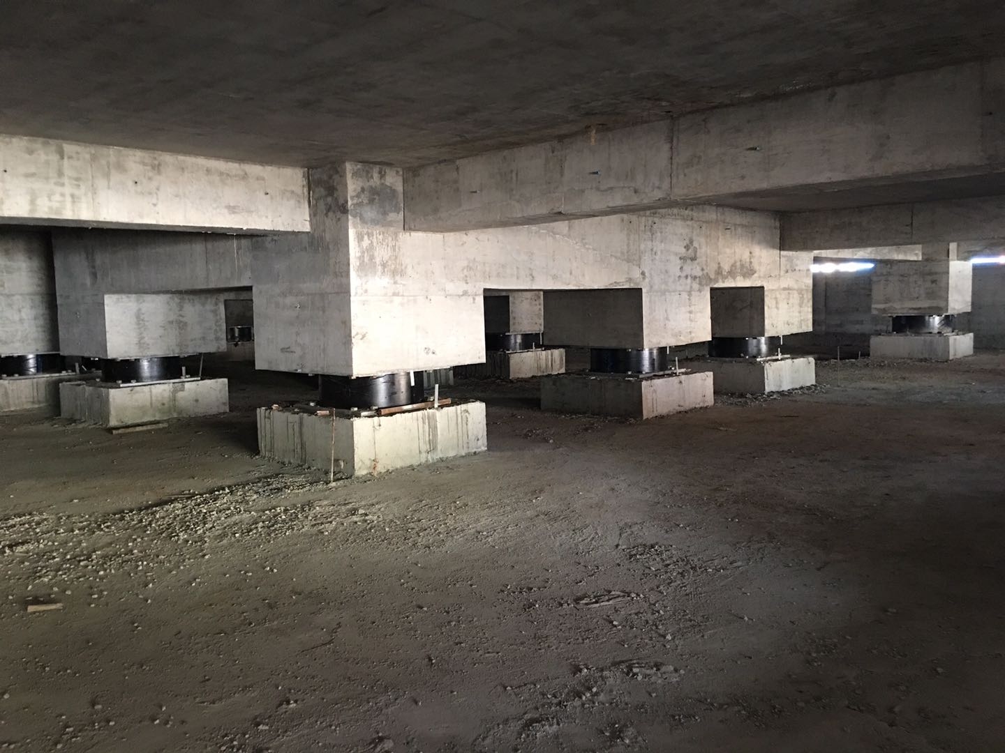 建筑隔震层用lrb铅阻尼隔震橡胶支座